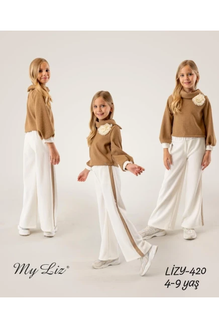  فتاة بدله رياضيه